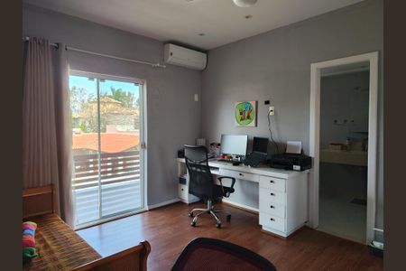 Casa de condomínio à venda com 645m², 4 quartos e 3 vagas Casa de condomínio à venda com 645m², 4 quartos e 3 vagasSuíte 4