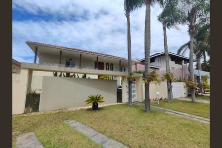 Casa de condomínio à venda com 645m², 4 quartos e 3 vagas Casa de condomínio à venda com 645m², 4 quartos e 3 vagasFachada