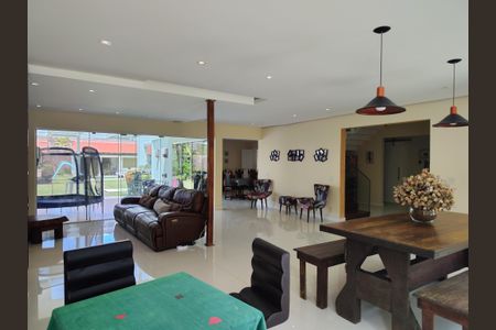 Casa de condomínio à venda com 645m², 4 quartos e 3 vagas Casa de condomínio à venda com 645m², 4 quartos e 3 vagasSala