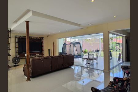 Casa de condomínio à venda com 645m², 4 quartos e 3 vagas Casa de condomínio à venda com 645m², 4 quartos e 3 vagasSala