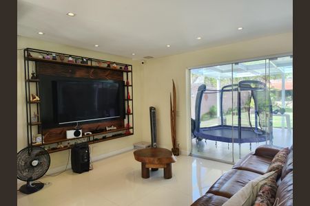 Casa de condomínio à venda com 645m², 4 quartos e 3 vagas Casa de condomínio à venda com 645m², 4 quartos e 3 vagasSala