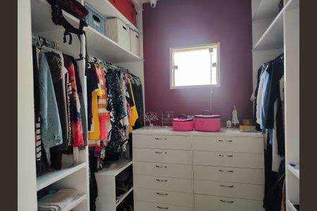 Casa de condomínio à venda com 645m², 4 quartos e 3 vagas Casa de condomínio à venda com 645m², 4 quartos e 3 vagasCloset da suíte 1