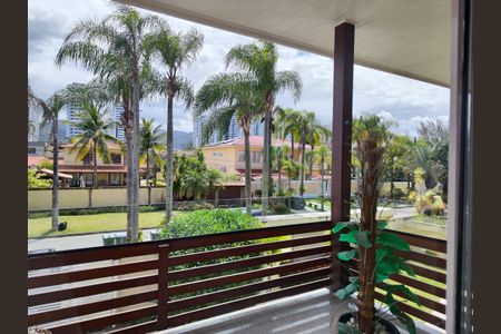 Casa de condomínio à venda com 645m², 4 quartos e 3 vagas Casa de condomínio à venda com 645m², 4 quartos e 3 vagasSuíte 2 varanda