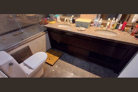 Apartamento à venda com 200m², 4 quartos e 3 vagasBanheiro Suíte 2