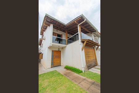 Casa à venda com 200m², 3 quartos e 2 vagas Casa à venda com 200m², 3 quartos e 2 vagasFachada