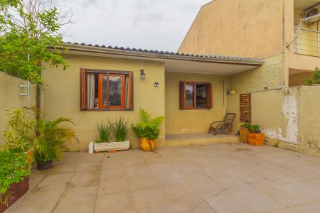 Casa à venda com 80m², 2 quartos e 1 vaga Casa à venda com 80m², 2 quartos e 1 vagaFachada