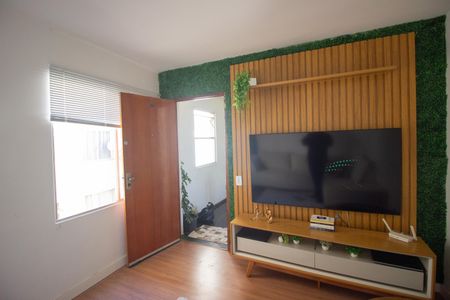 Sala de apartamento à venda com 2 quartos, 50m² em Chácaras Califórnia, Contagem