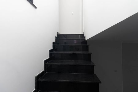 Casa para alugar com 360m², 3 quartos e 5 vagas Casa para alugar com 360m², 3 quartos e 5 vagasEscada