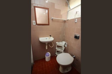 Banheiro de kitnet/studio para alugar com 1 quarto, 25m² em Centro Histórico, Porto Alegre