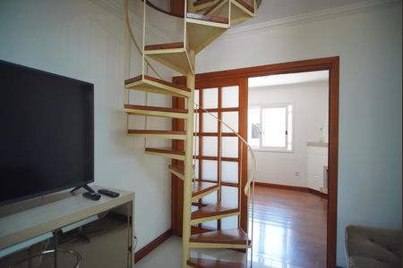 Escada - Acesso Piso 2 de casa à venda com 4 quartos, 329m² em Jardim Itu, Porto Alegre