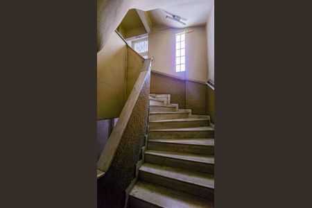 Apartamento à venda com 60m², 2 quartos e sem vaga Apartamento à venda com 60m², 2 quartos e sem vagaEscada acesso apartamento