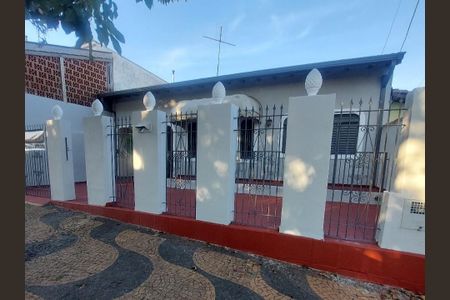 Casa à venda com 215m², 3 quartos e 2 vagas Casa à venda com 215m², 3 quartos e 2 vagasFachada