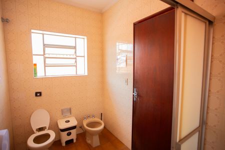 Casa à venda com 220m², 5 quartos e 2 vagasBanheiro da Suíte