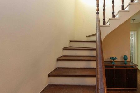 Casa à venda com 139m², 3 quartos e 4 vagas Casa à venda com 139m², 3 quartos e 4 vagasEscada