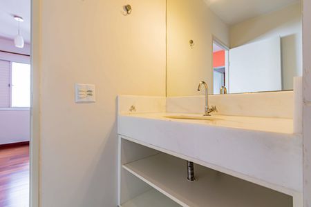 Banheiro social de apartamento para alugar com 2 quartos, 75m² em Pompeia, São Paulo