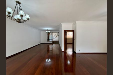 Casa à venda com 491m², 4 quartos e 6 vagasSala