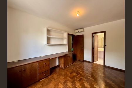 Casa à venda com 491m², 4 quartos e 6 vagasSuíte 2