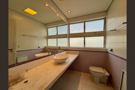 Casa à venda com 491m², 4 quartos e 6 vagasBanheiro Suíte 2