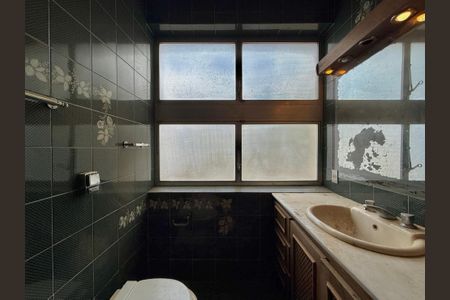 Casa à venda com 491m², 4 quartos e 6 vagasBanheiro Suíte 1