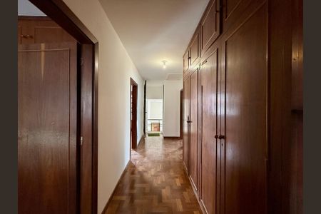 Casa à venda com 491m², 4 quartos e 6 vagasCorredor Quartos