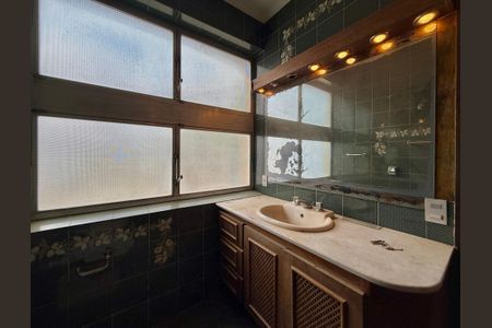 Casa à venda com 491m², 4 quartos e 6 vagasBanheiro Suíte 1