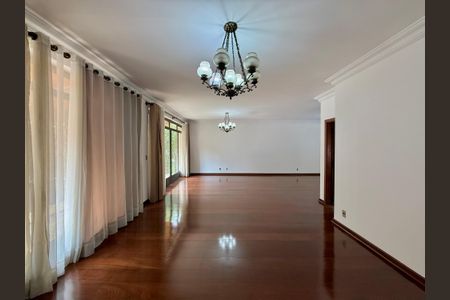 Casa à venda com 491m², 4 quartos e 6 vagasSala