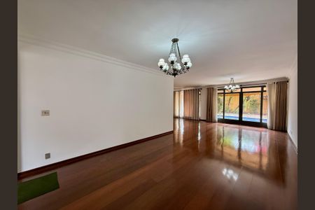 Casa à venda com 491m², 4 quartos e 6 vagasSala