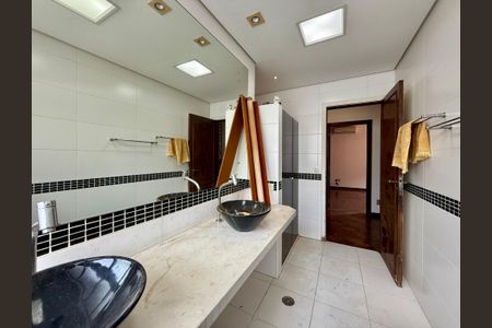 Casa à venda com 491m², 4 quartos e 6 vagasBanheiro Social