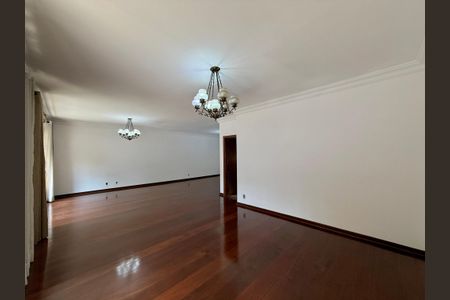 Casa à venda com 491m², 4 quartos e 6 vagasSala