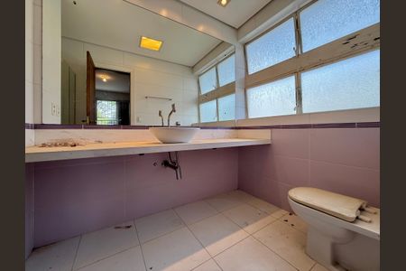 Casa à venda com 491m², 4 quartos e 6 vagasBanheiro Suíte 2