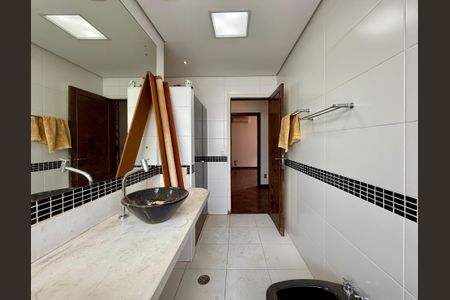 Casa à venda com 491m², 4 quartos e 6 vagasBanheiro Social