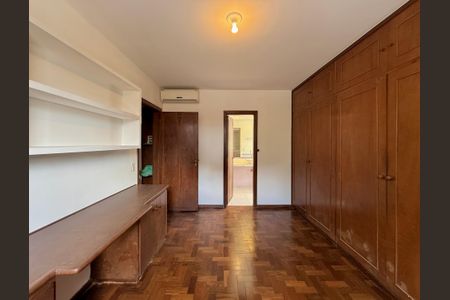 Casa à venda com 491m², 4 quartos e 6 vagasSuíte 2