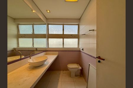 Casa à venda com 491m², 4 quartos e 6 vagasBanheiro Suíte 2