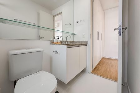 Apartamento à venda com 66m², 2 quartos e 2 vagas Apartamento à venda com 66m², 2 quartos e 2 vagasBanheiro da Suíte