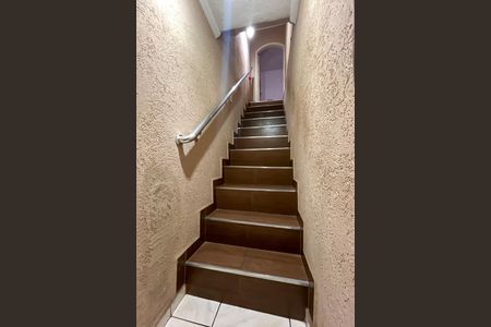 Casa para alugar com 200m², 2 quartos e 2 vagas Casa para alugar com 200m², 2 quartos e 2 vagasEscada