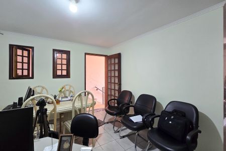 Casa à venda com 250m², 2 quartos e 2 vagas Casa à venda com 250m², 2 quartos e 2 vagasEscritório