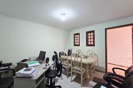 Casa à venda com 250m², 2 quartos e 2 vagas Casa à venda com 250m², 2 quartos e 2 vagasEscritório