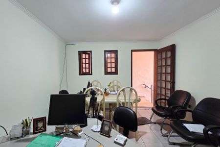 Casa à venda com 250m², 2 quartos e 2 vagas Casa à venda com 250m², 2 quartos e 2 vagasEscritório