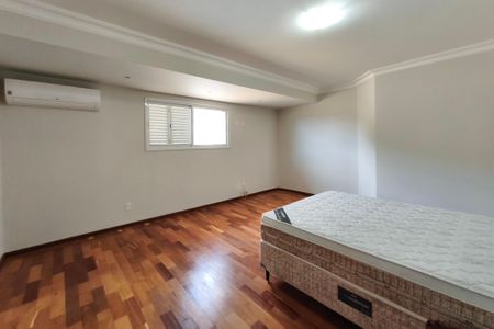 Casa de condomínio à venda com 334m², 4 quartos e 4 vagasSuíte