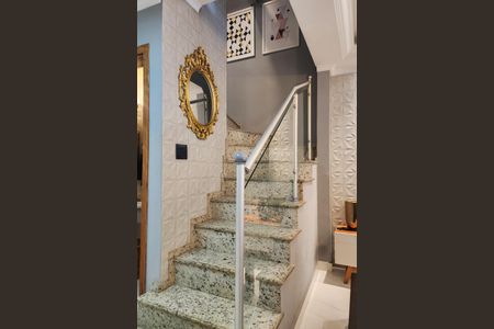 Casa à venda com 144m², 3 quartos e 2 vagasEscada