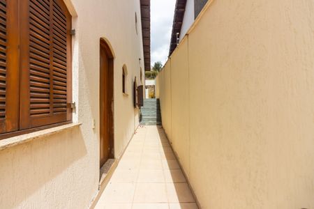 Casa à venda com 262m², 4 quartos e 6 vagas Casa à venda com 262m², 4 quartos e 6 vagasCorredor