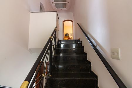 Casa à venda com 262m², 4 quartos e 6 vagas Casa à venda com 262m², 4 quartos e 6 vagasEscada