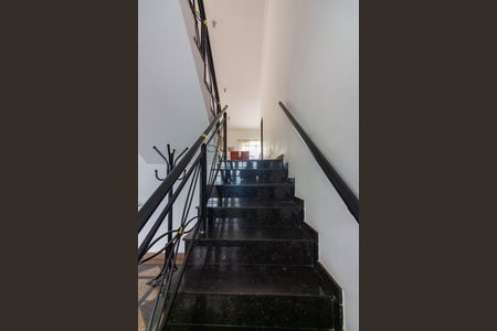 Casa à venda com 262m², 4 quartos e 6 vagas Casa à venda com 262m², 4 quartos e 6 vagasEscada