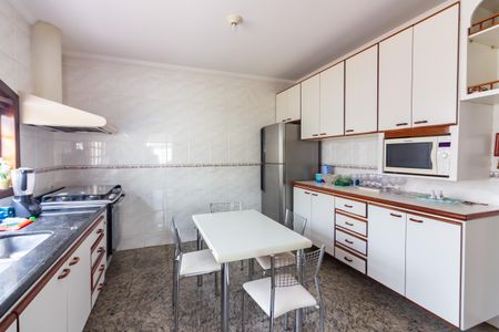 Casa à venda com 262m², 4 quartos e 6 vagas Casa à venda com 262m², 4 quartos e 6 vagasCozinha