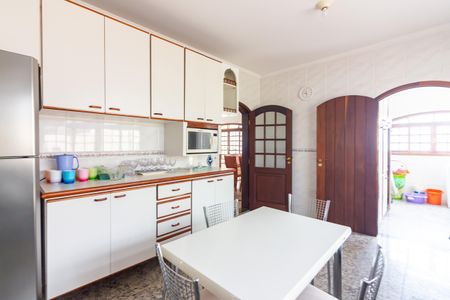 Casa à venda com 262m², 4 quartos e 6 vagas Casa à venda com 262m², 4 quartos e 6 vagasCozinha