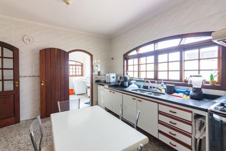 Casa à venda com 262m², 4 quartos e 6 vagas Casa à venda com 262m², 4 quartos e 6 vagasCozinha