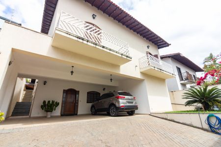 Casa à venda com 262m², 4 quartos e 6 vagas Casa à venda com 262m², 4 quartos e 6 vagasGaragem
