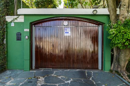 Casa para alugar com 750m², 5 quartos e 4 vagasFachada + Placa