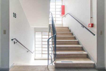 Apartamento para alugar com 68m², 2 quartos e sem vagaEscadas