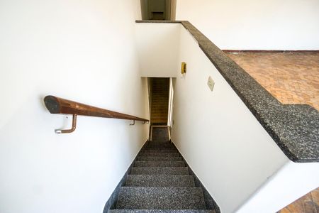 Casa para alugar com 200m², 3 quartos e 2 vagasEscada